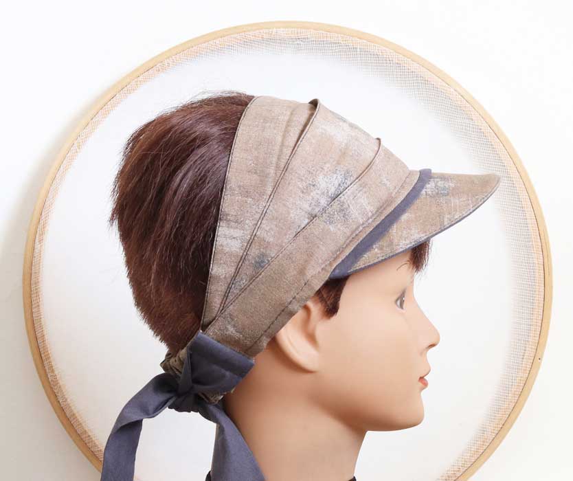 casquette visière pour femme beige et grise avec attaches nouées à l'arrière de la tête