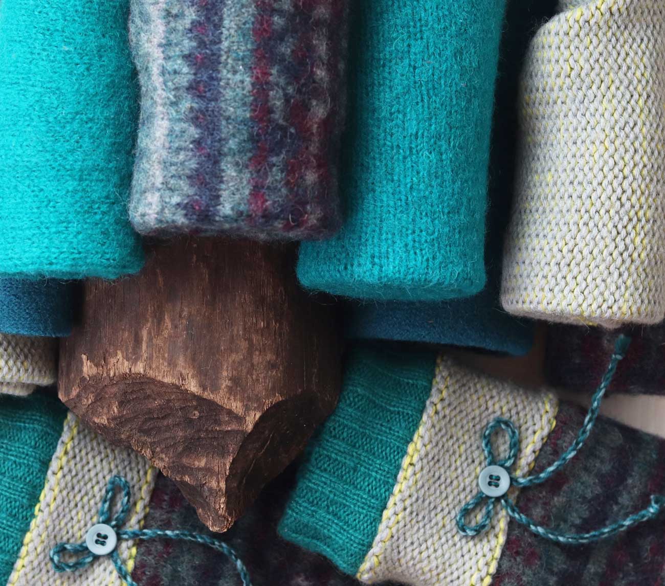 rouleaux de lainages turquoise ayant servi à la confection de mitaines