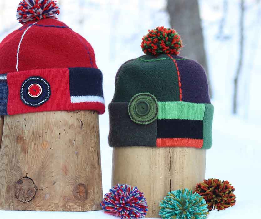 bonnets de laine colorés sur têtes en bois dans un paysage hivernal